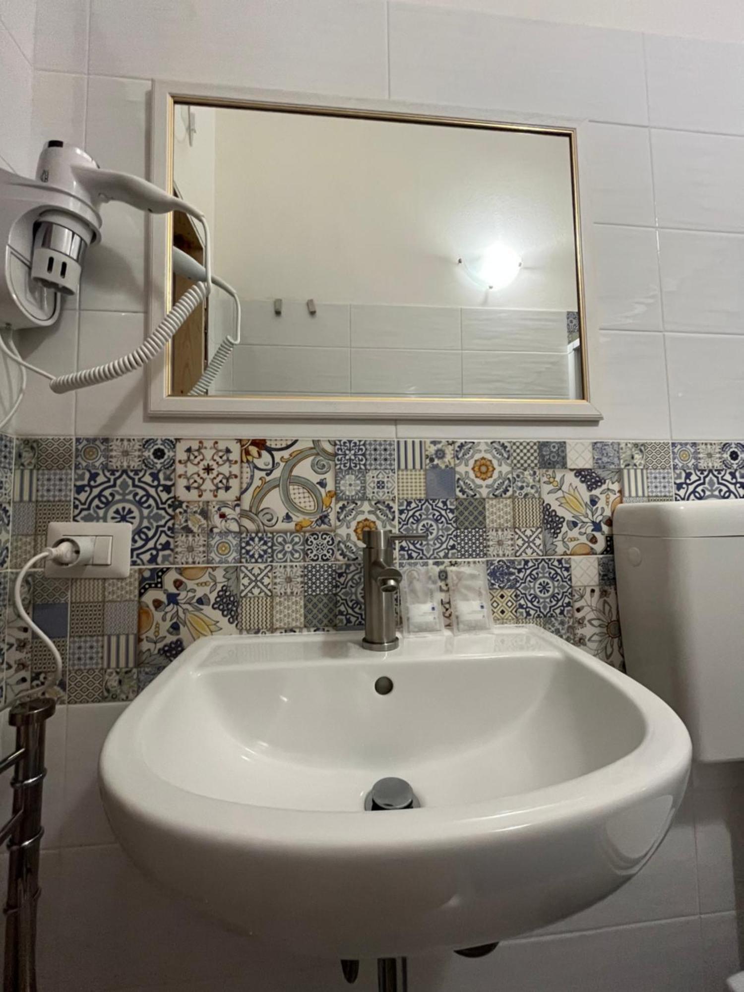 B&B Regina Rooms อาโวลา ภายนอก รูปภาพ